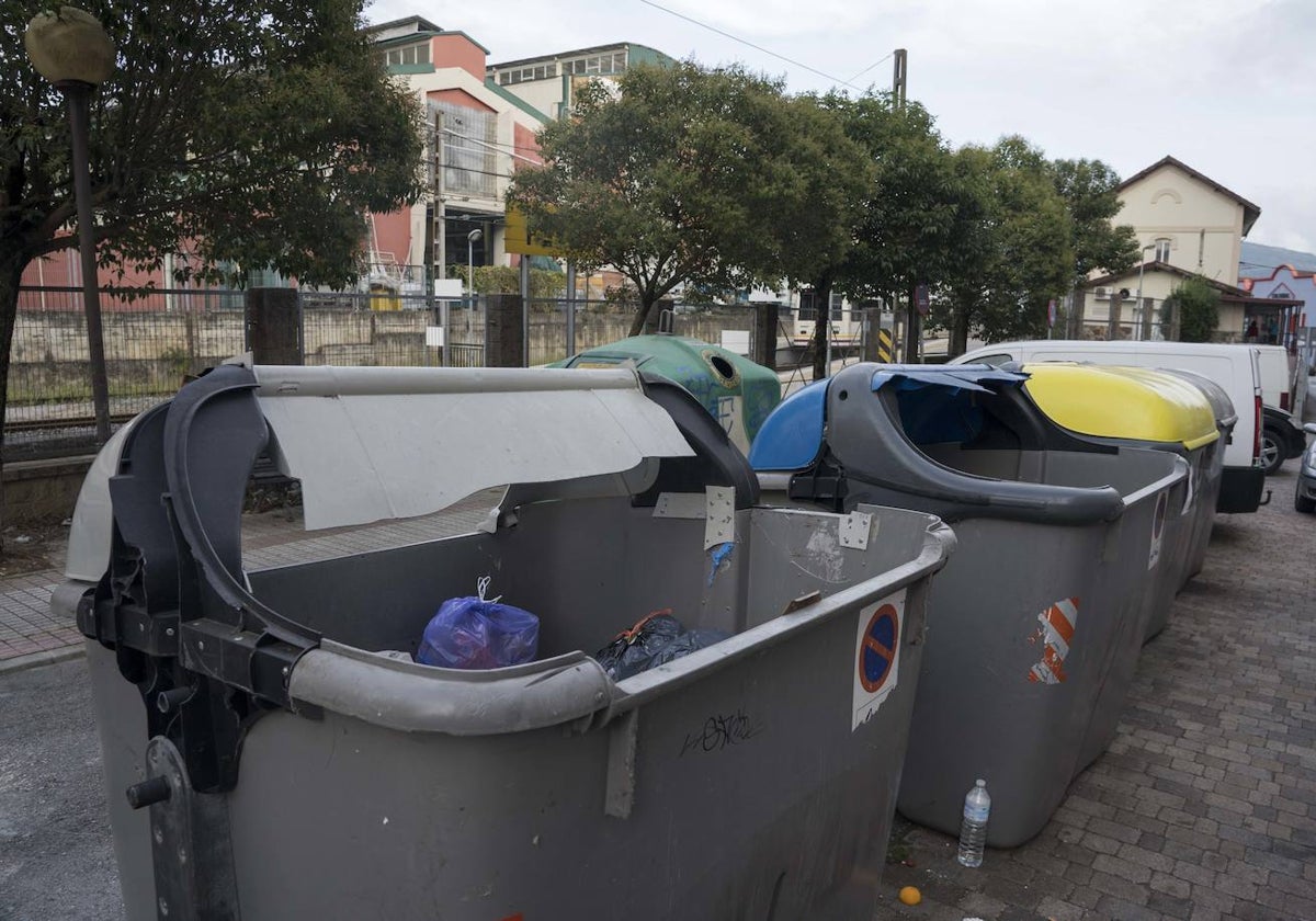 Algunos contenedores de residuos sólidos urbanos que se reparten por el municipio presentan un avanzado estado de deterioro.