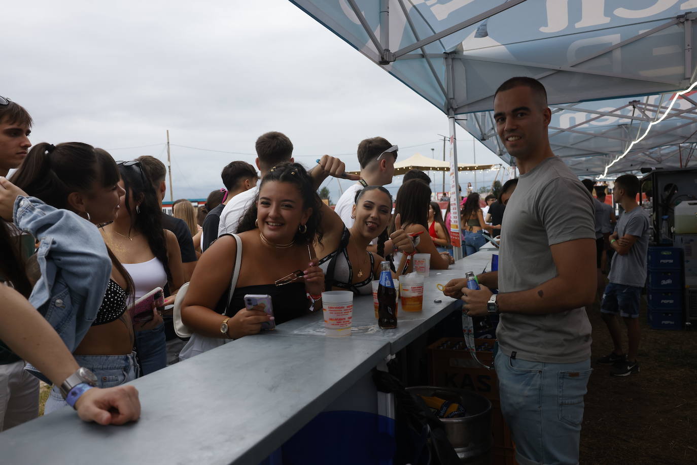 Dos jóvenes, emocionadas por poder estar en el Negrita Festival, posan para las cámaras de El Diario Montañés en una de las barras de la campa de la Virgen del Mar.