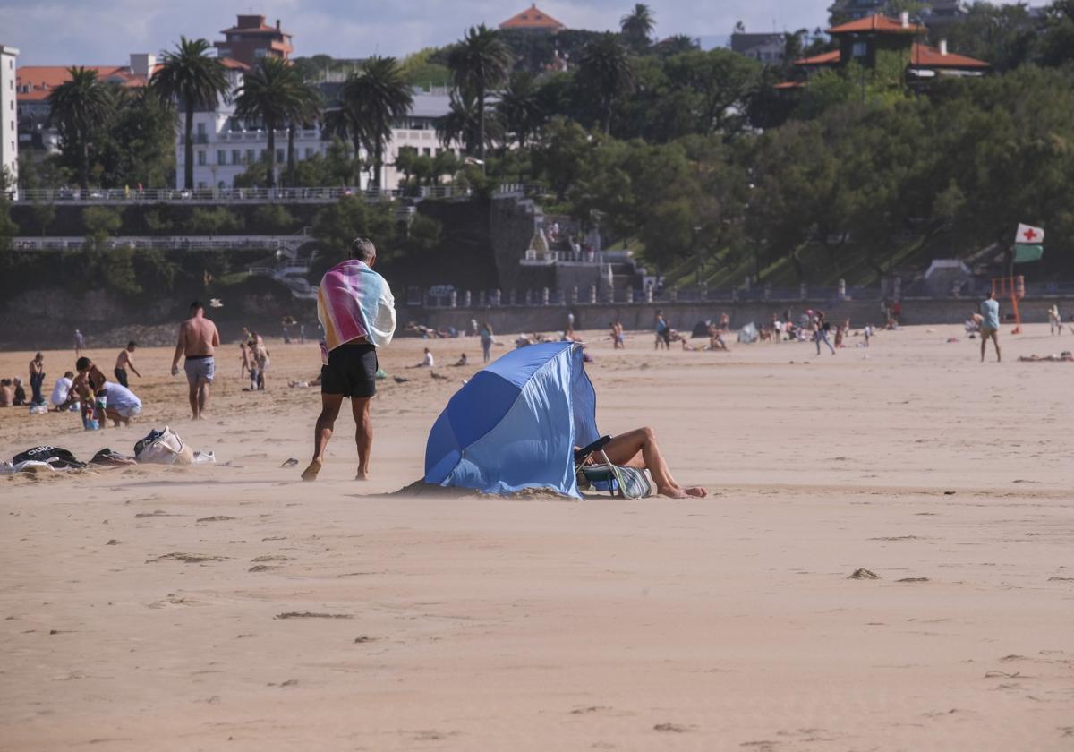 La gente acudió a la playa de El Sardinero, sin rastros de la DANA.