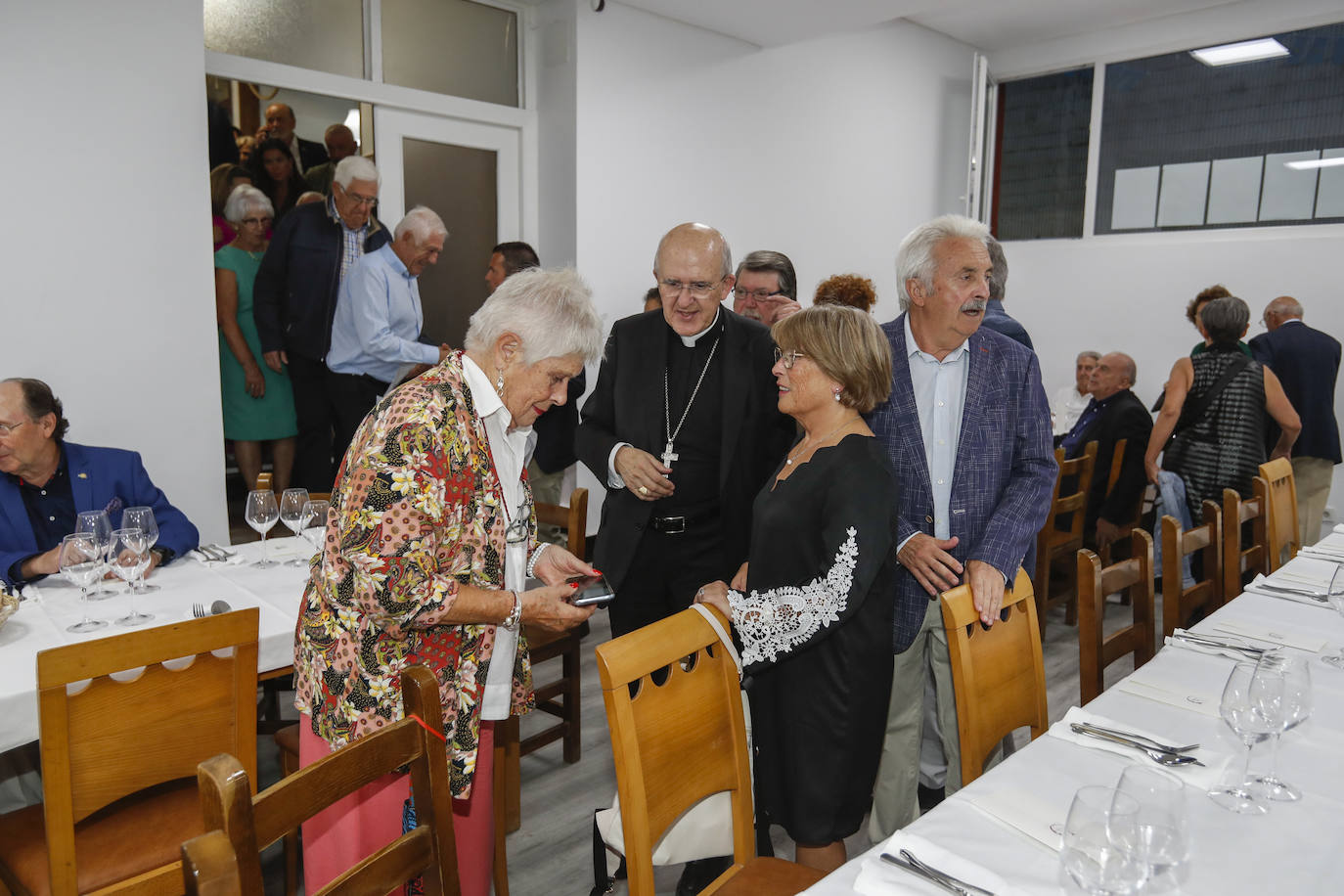 El renovado Centro Asturiano acogió este fin de semana el acto de homenaje a Carlos Osoro. .