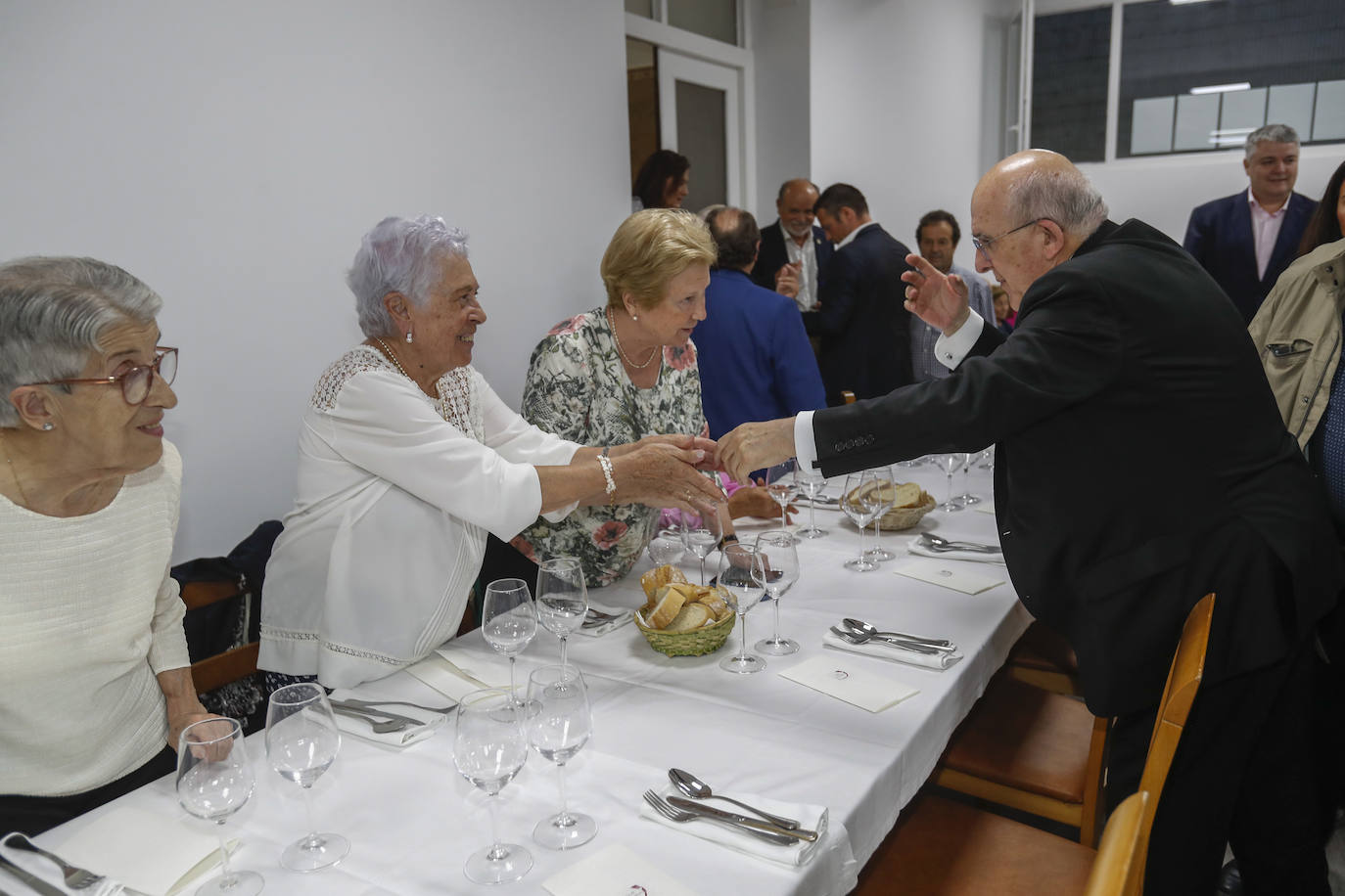 Carlos Osoro recibió el cariño y agradecimiento de los más de cien comensales que acudieron al homenaje.