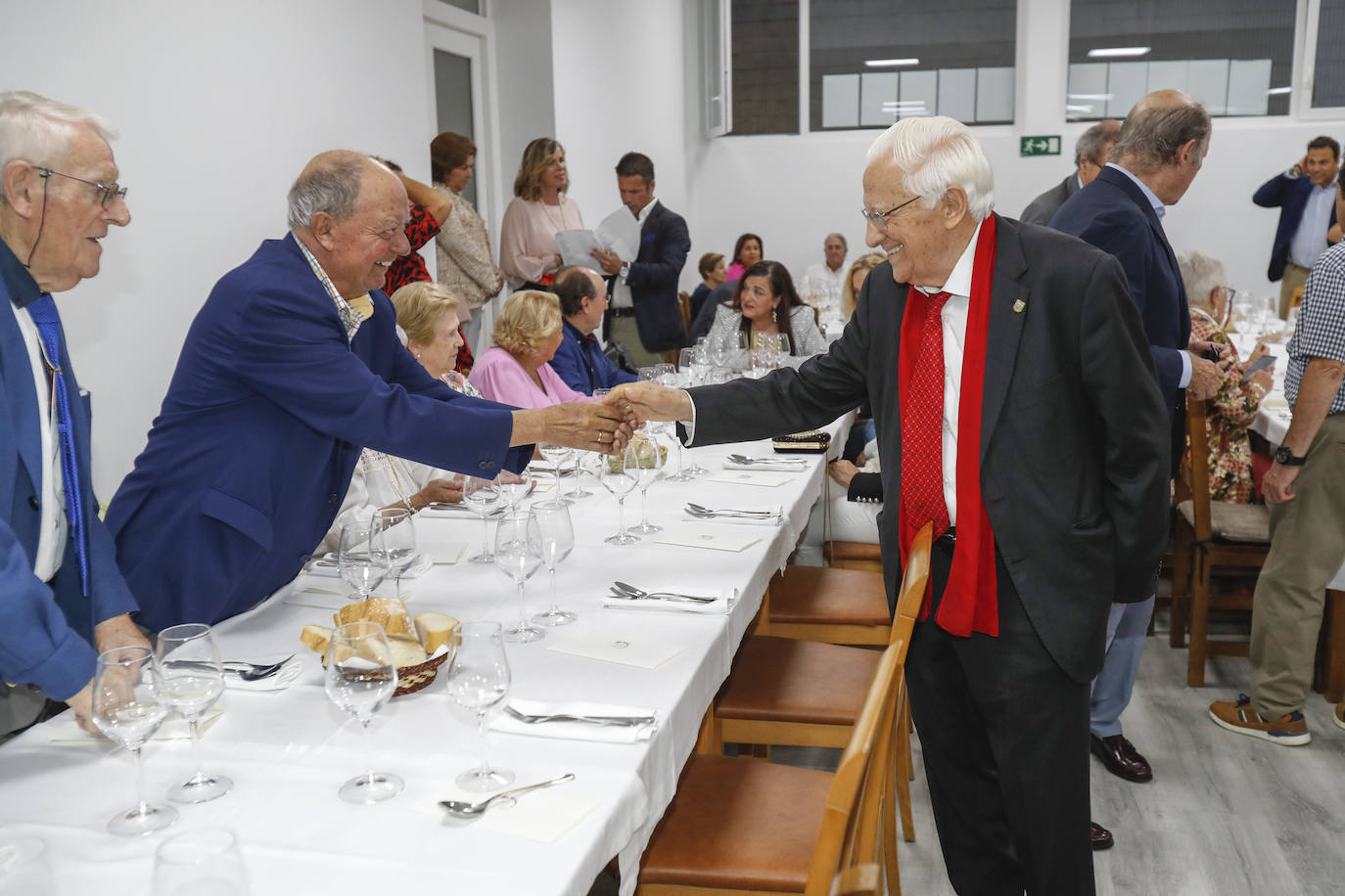 El padre Ángel saluda a Jesús Ceballos, exconcejal de Santander.