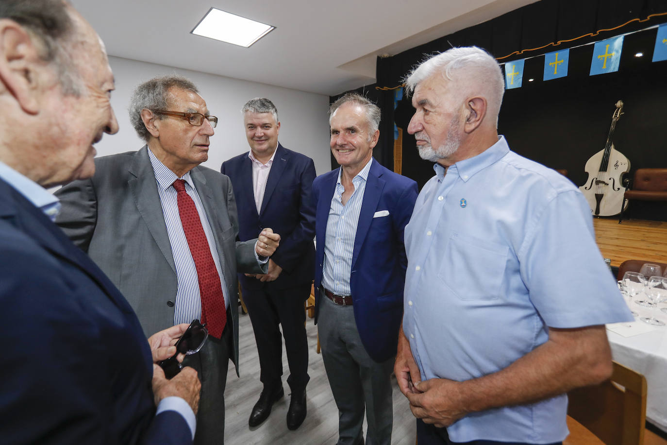 Julio Rama, Manuel Ángel Castañeda, Luis Ángel Agüeros, Ángel Santiago y Felipe Somohano, en plena charla.