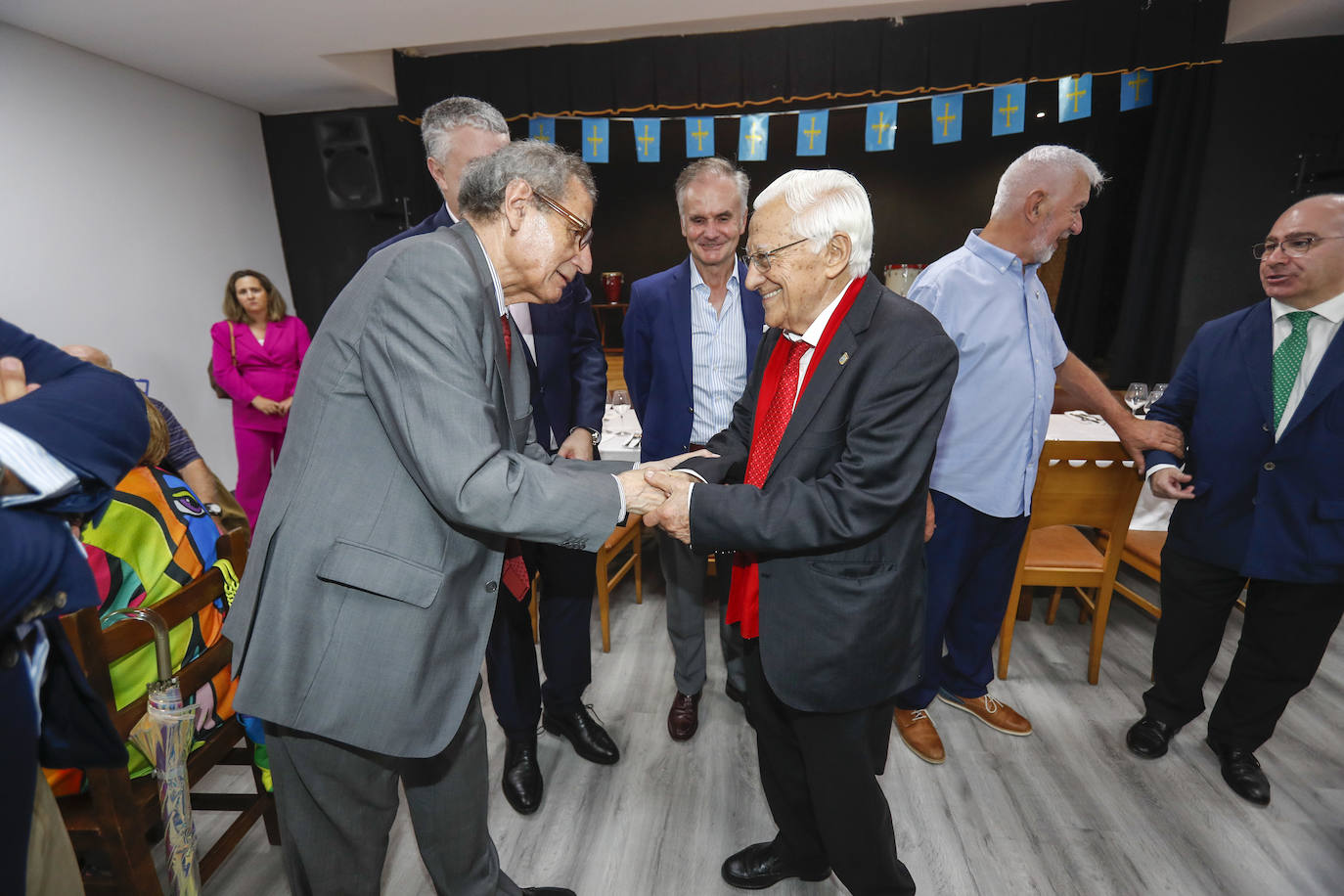 El exdirector de El Diario Montañés y presidente del Ateneo de Santander, Manuel Ángel Castañeda, da la mano al padre Ángel.