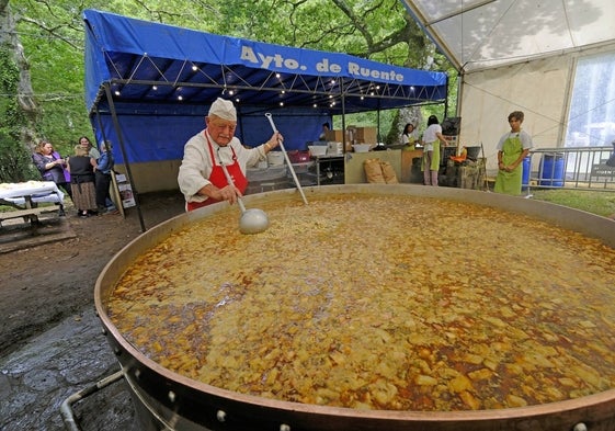 Uno de los voluntarios prepara el manjar en una olla gigante