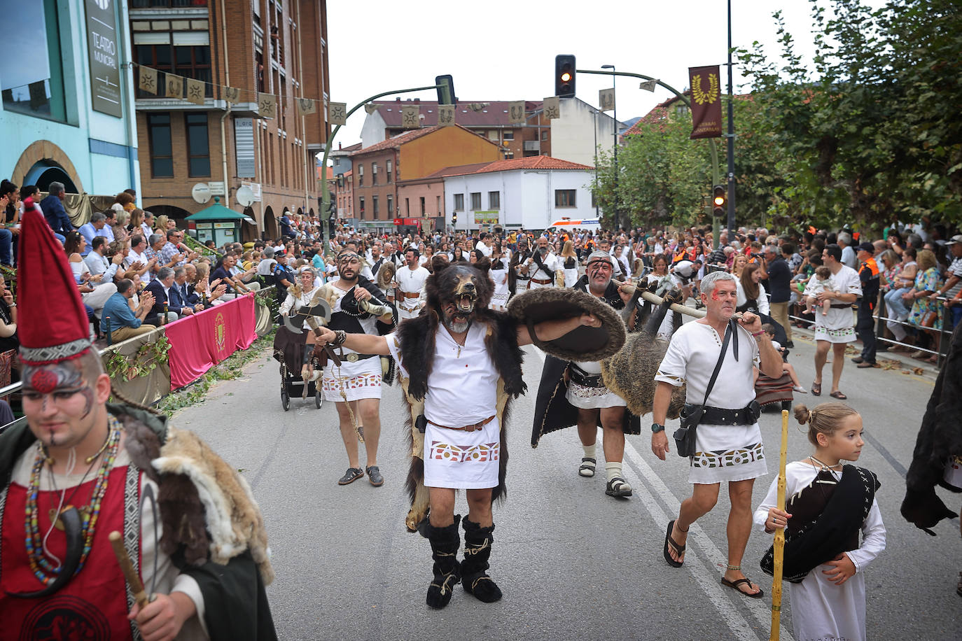 El desfile también es un reflejo de la sociedad del momento e incluye a sacerdotisas y miembros de la vida política de hace más de 2.000 años.