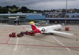 Un avión de Iberia en el aeropuerto Seve Ballesteros.