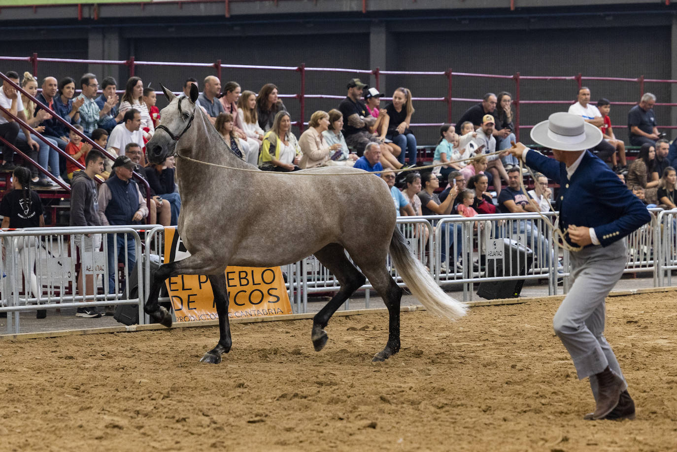 Explosivo de Centurión es exhibido ante el público tras ser proclamado campeón del concurso. 