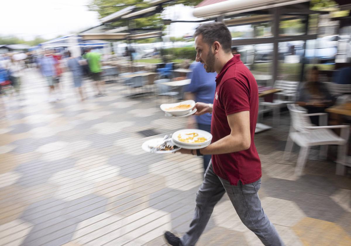 Un camarero atiende en una terraza de la hostelería de Santander, este verano.