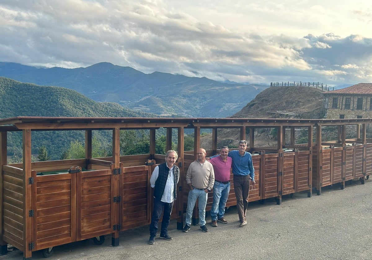 Gómez, Fuente, Rodríguez y García, junto a los cubre contendores de Cahecho