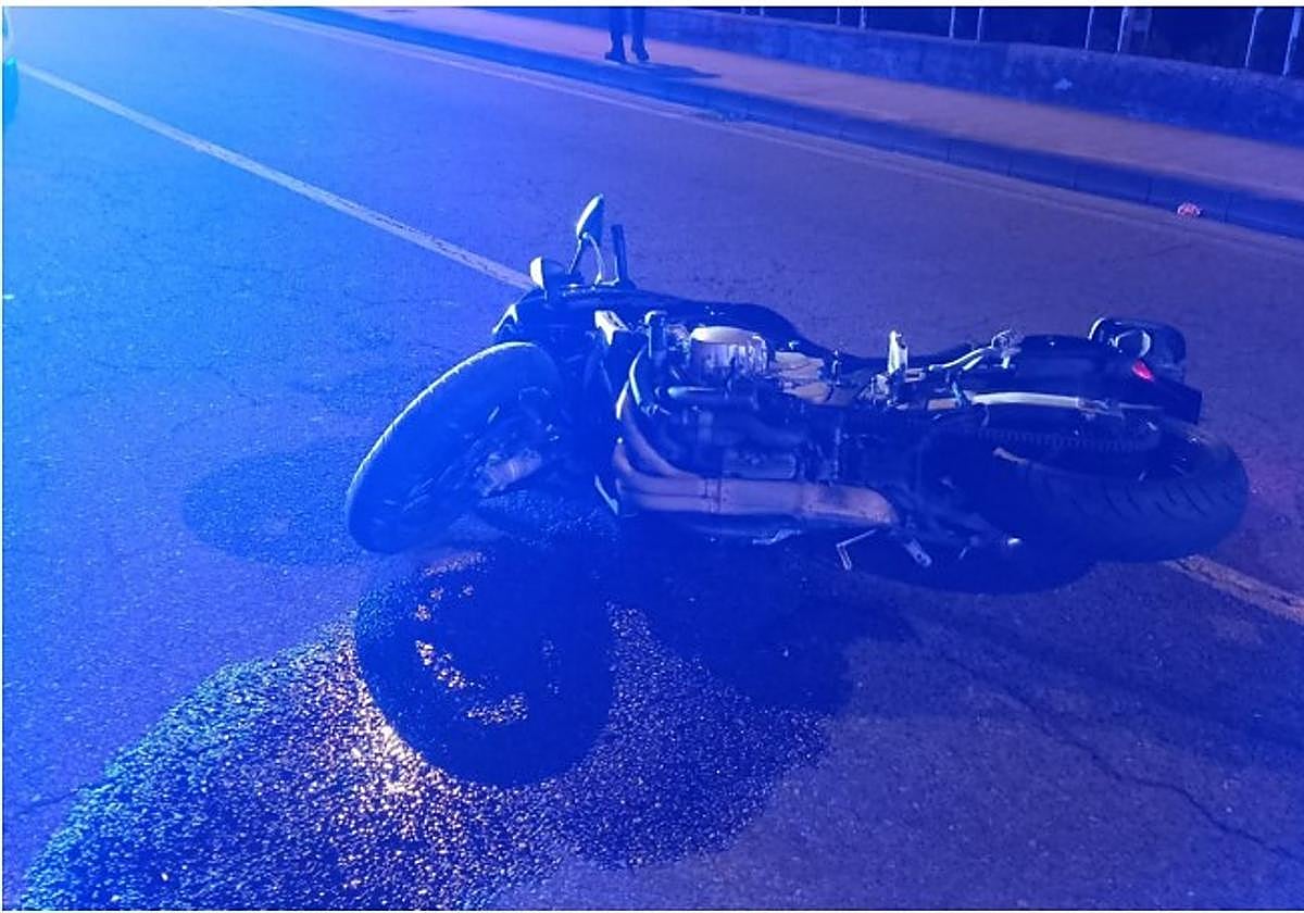 Estado en el que quedó la moto tras el accidente.