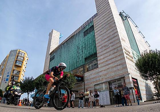 Imagen de la pasada edición del triatlón a su paso por el Palacio de Festivales de Santander