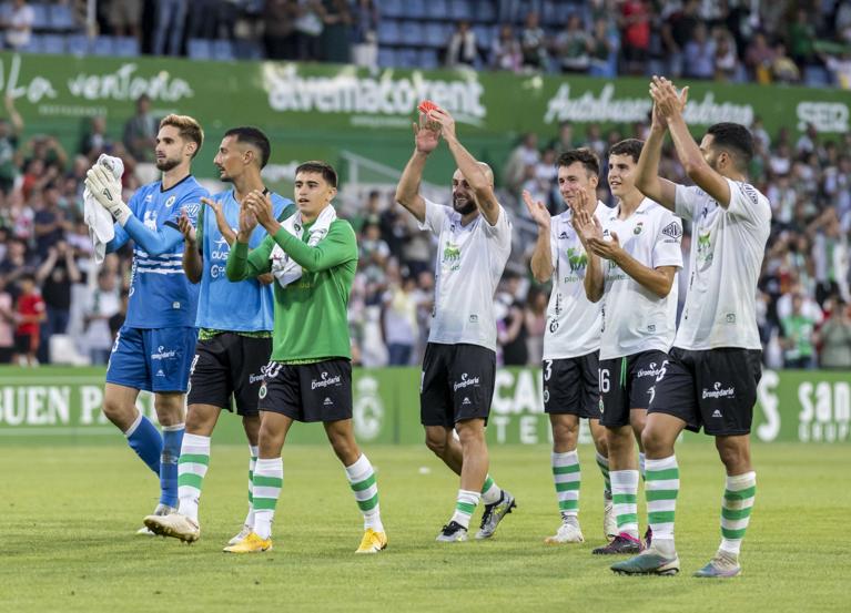 Los futbolistas del Racing, tras su victoria en la primera jornada ante el Eibar.