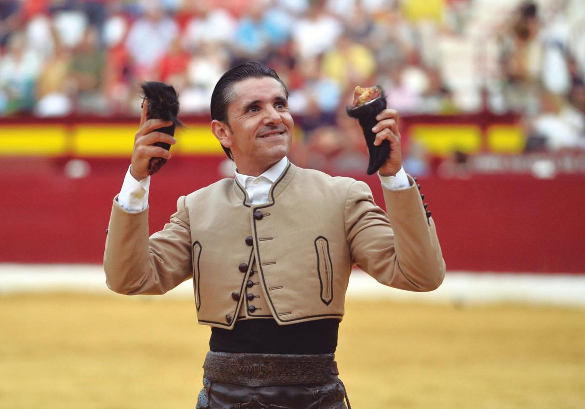 El rejoneador Diego Ventura saludando al público tras una faena.