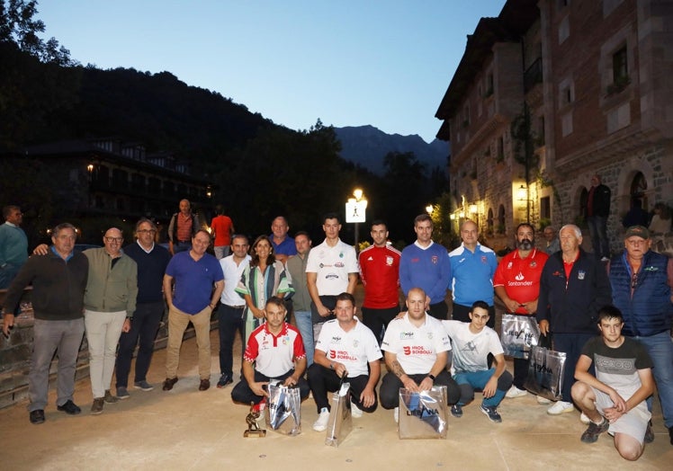 Imagen principal - Óscar González gana el Trofeo Don Pelayo, en Cosgaya