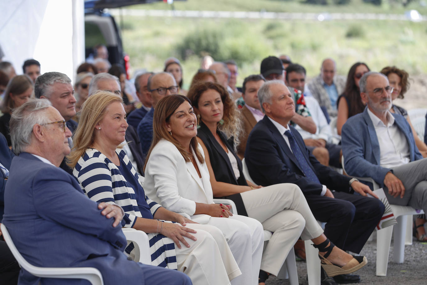 Las autoridades escuchan las explicaciones técnicas del proyecto.