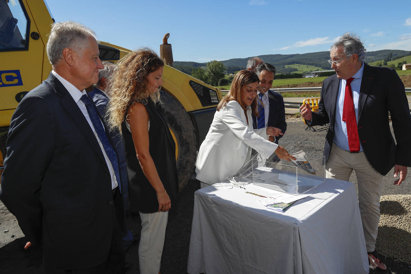 Buruaga introduce la prensa del día y los planos del proyecto en la urna que se enterró durante el acto de la primera piedra de La Pasiega.