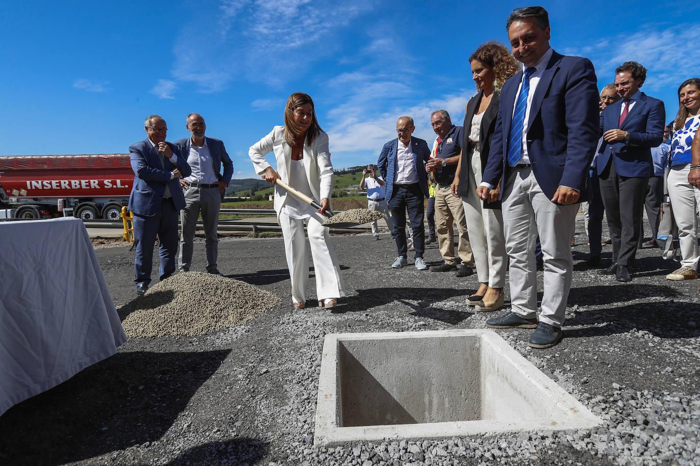 María José Sáenz de Buruaga, pala en mano, ayuda a colocar la primera piedra.