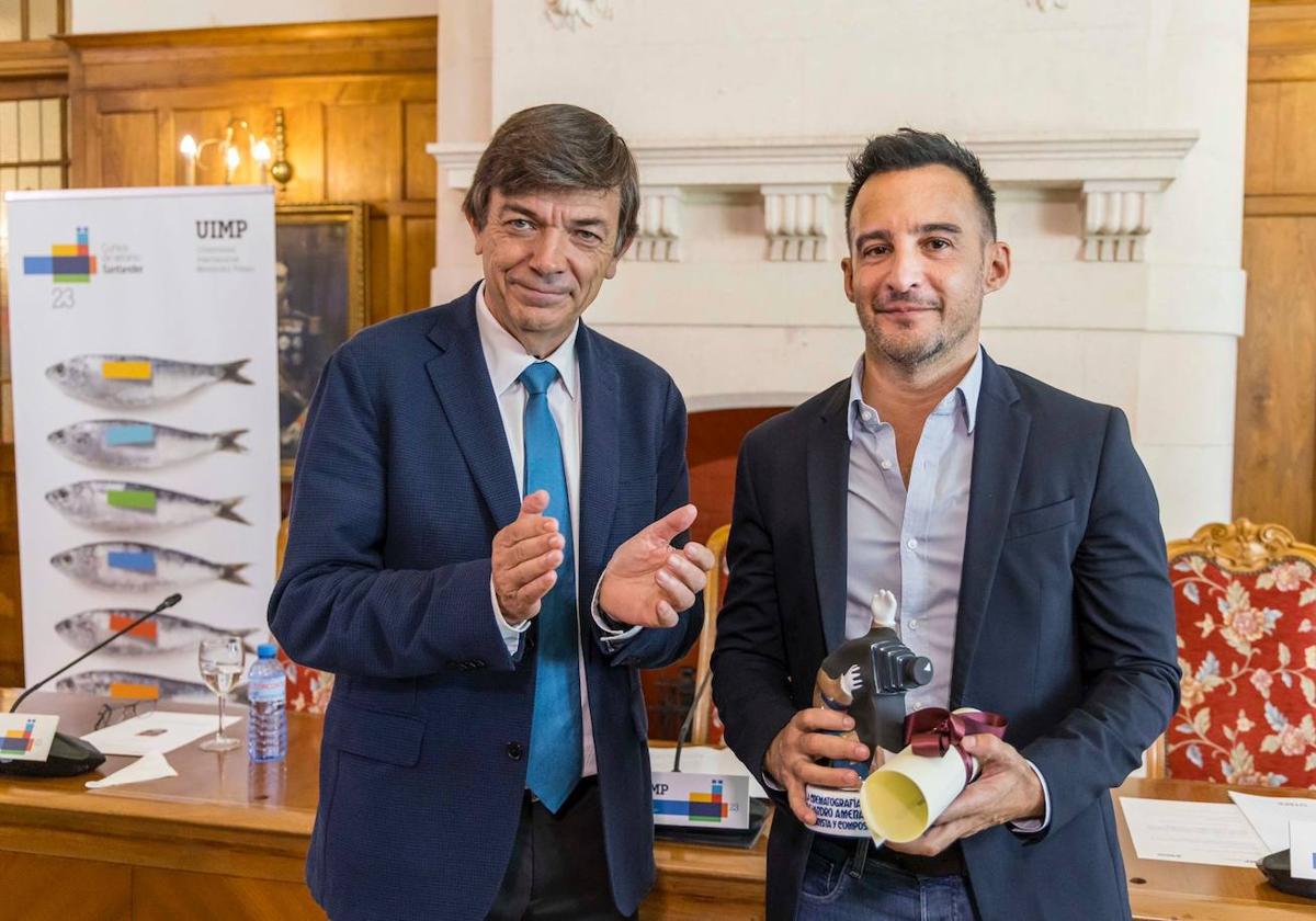 Carlos Andradas, rector de la UIMP, en el momento de entregar el reconocimiento al cineasta Alejandro Amenábar.