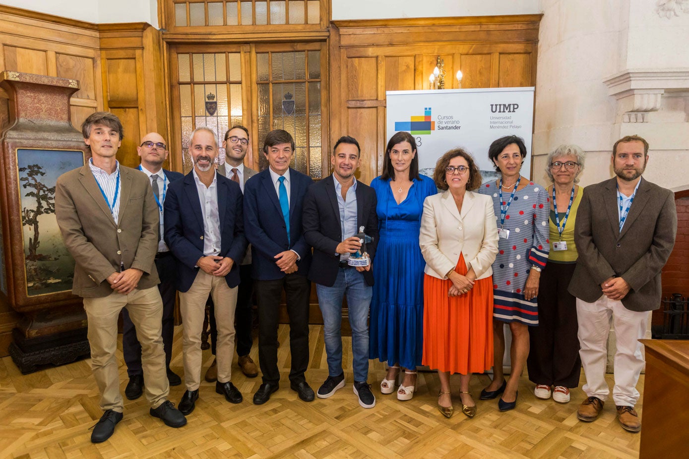 Amenábar posó con las autoridades políticas y el equipo académico de la UIMP tras la entrega del premio.