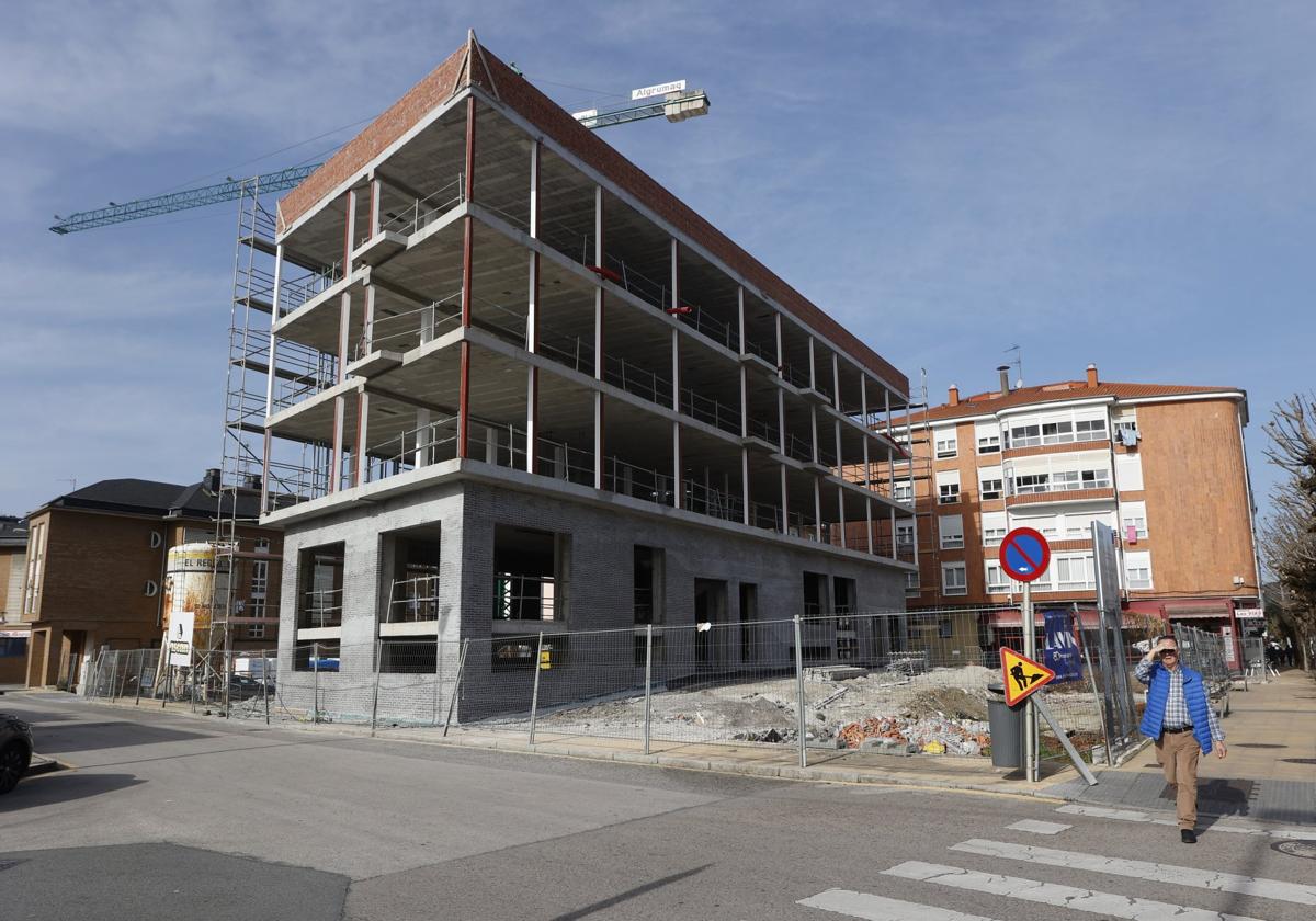 El edificio del Hogar del Transeúnte se construye en la confluencia de las calles Pablo Garnica y Pancho Cossío.