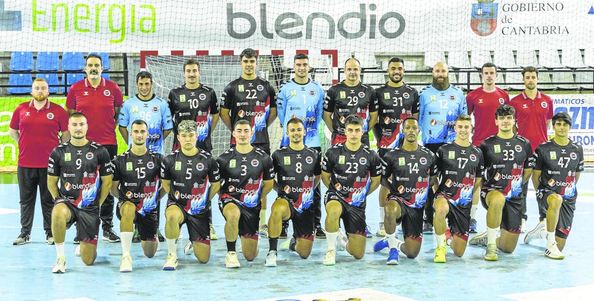 Fila superior de izquierda a derecha: Javier Palazuelos, Rubén Garabaya, Ismael Marín, Lukas Böhm, Ángel Basualdo, Rodrigo González, José Manuel Herrero Lon, Joao Perbella, Ernesto Sánchez, Javier Martín y Luis Pérez. Fila inferiorde izquierda a derecha: Stjepan Jozinovic, Luis Pla, Marcos Domínguez, Gustavo Alonso, Marcos Aguilella, Jacob Díaz,Marcos Moreno, Diego Monzón, Jon Tricas y Marc López.