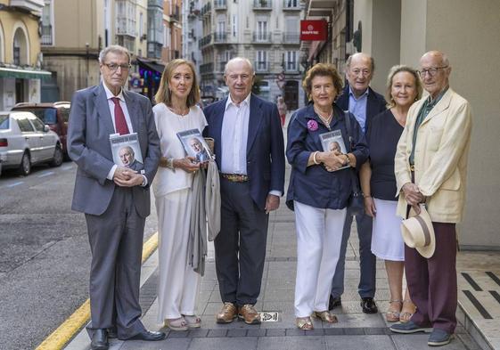 Manuel Ángel Castañeda, Asuncion Peña, Rodrigo Rato, Mercedes García-Mendoza, Julio Rama, Pilar de la Hera y Pedro Crespo, antes de la presentación del libro del economista en el Ateneo de Santander.