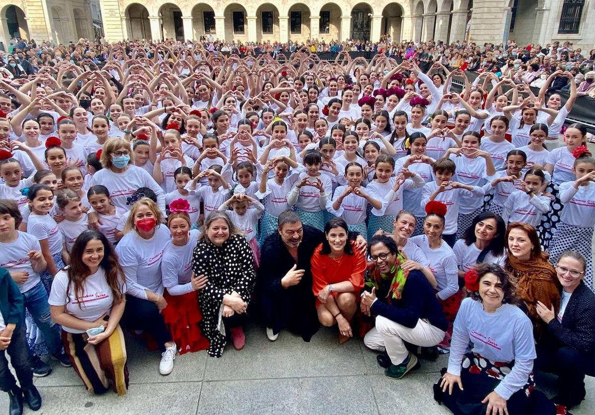 Imagen del encuentro de las escuelas de danza con Antonio Canales con motivo de la celebración del Día Internacional de la Danza.