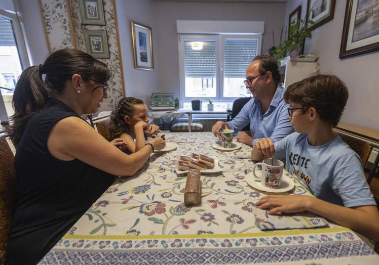 Maite, Carlota, Juanma y Rodrigo desayunan juntos antes de emprender el camino al colegio.