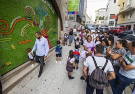 Multitud de alumnos y padres hacen cola a las puertas del colegio Kostka, en Santander.