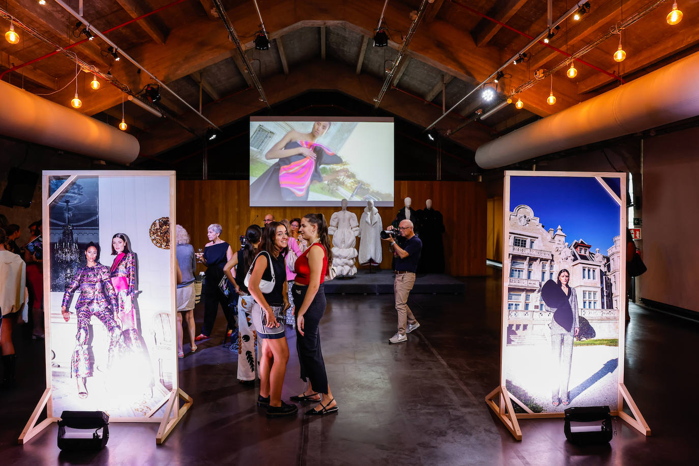 Varias de las imágenes promocionales de la colección realizadas en el Palacio de La Magdalena.