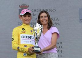 Daniel Cavia, en el momento de recibir el trofeo de ganador de la ronda cántabra.