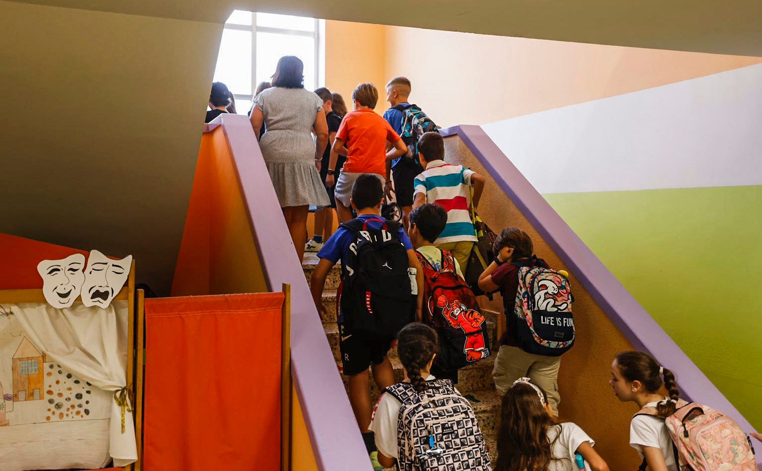 Chavales de Primaria suben las escaleras hacia su clase. 