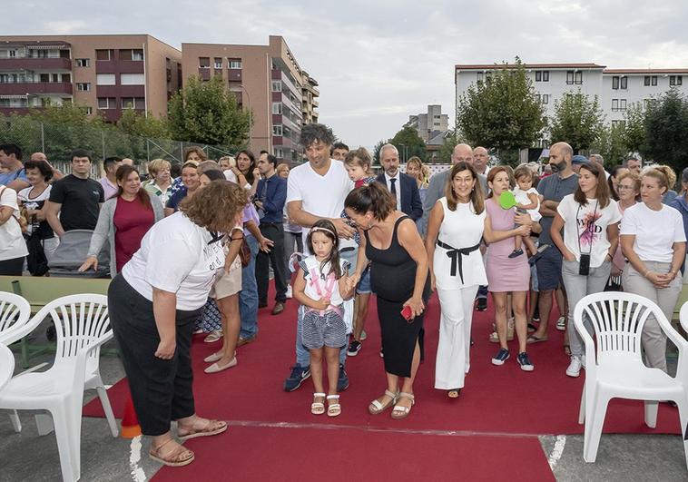 Autoridades, docentes y alumnos a su llegada al colegio.