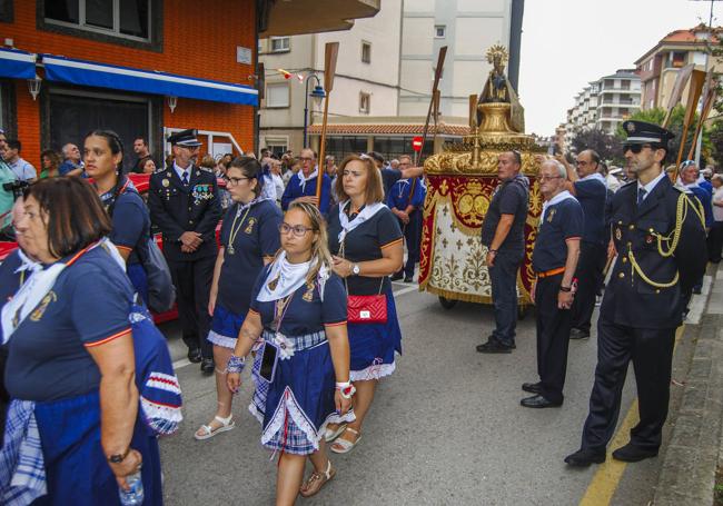 La Morenuca recorrió las calles de la villa en una elegante carroza.