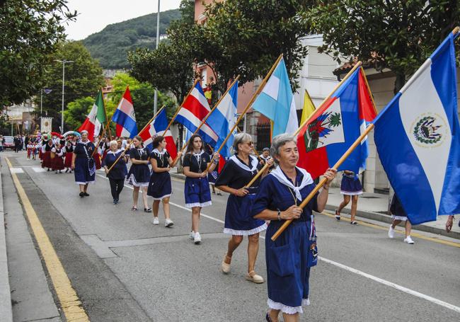 Las vecinas con atuendos marineros y banderas abrieron la procesión.