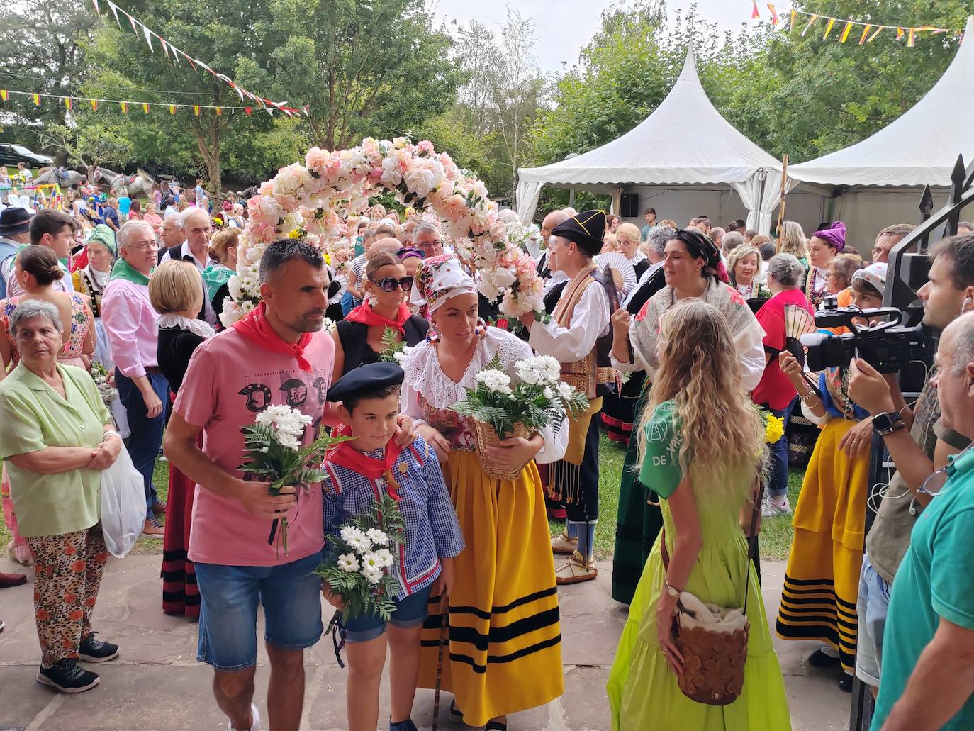 Es tradicional que adultos y jóvenes, ataviados con el traje típico o no, acudan juntos al santuario.