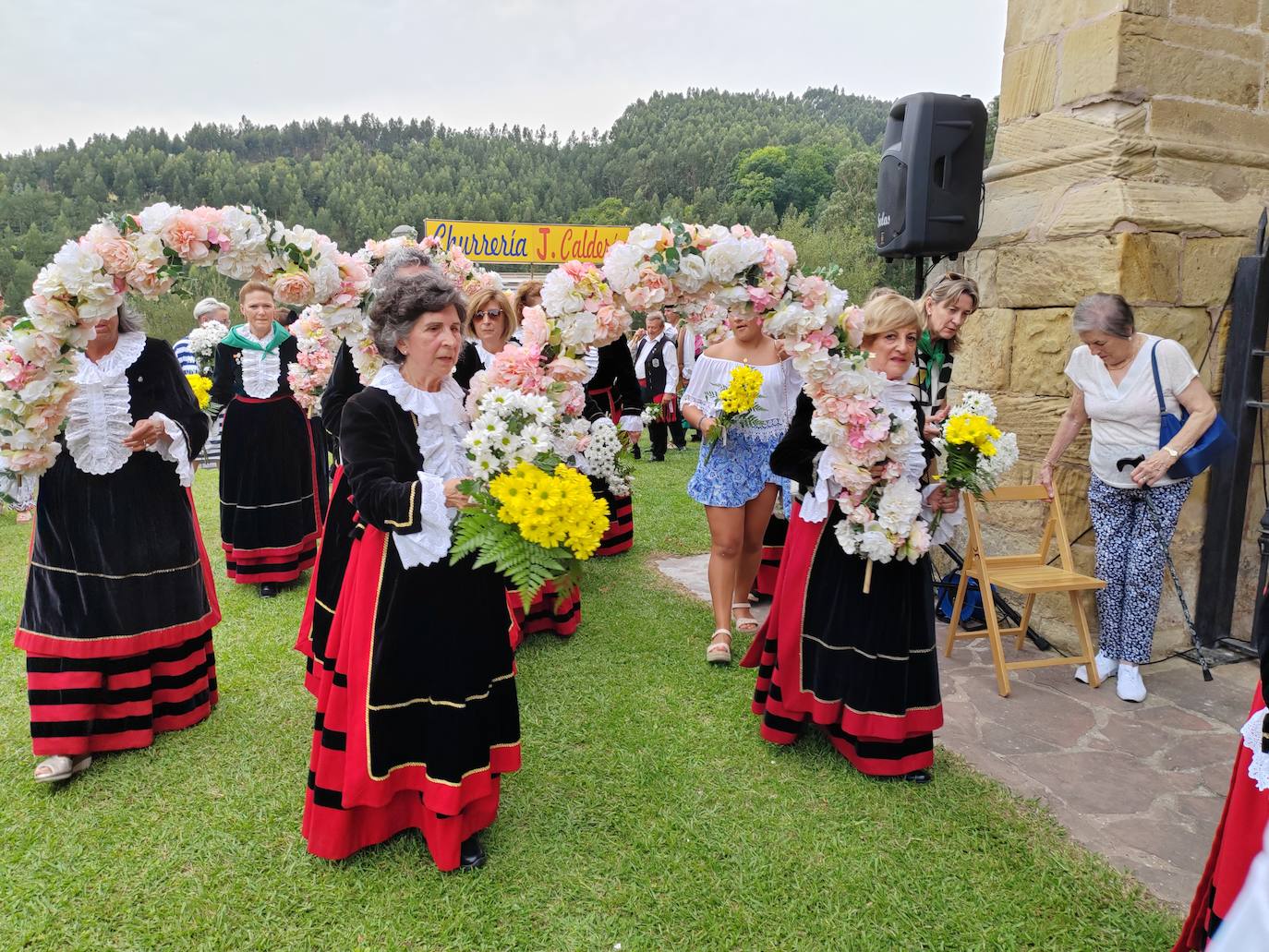 Mujeres y hombres, ataviados con el traje típico, protagonistas de un acto especialmente folclórico y tradicional.