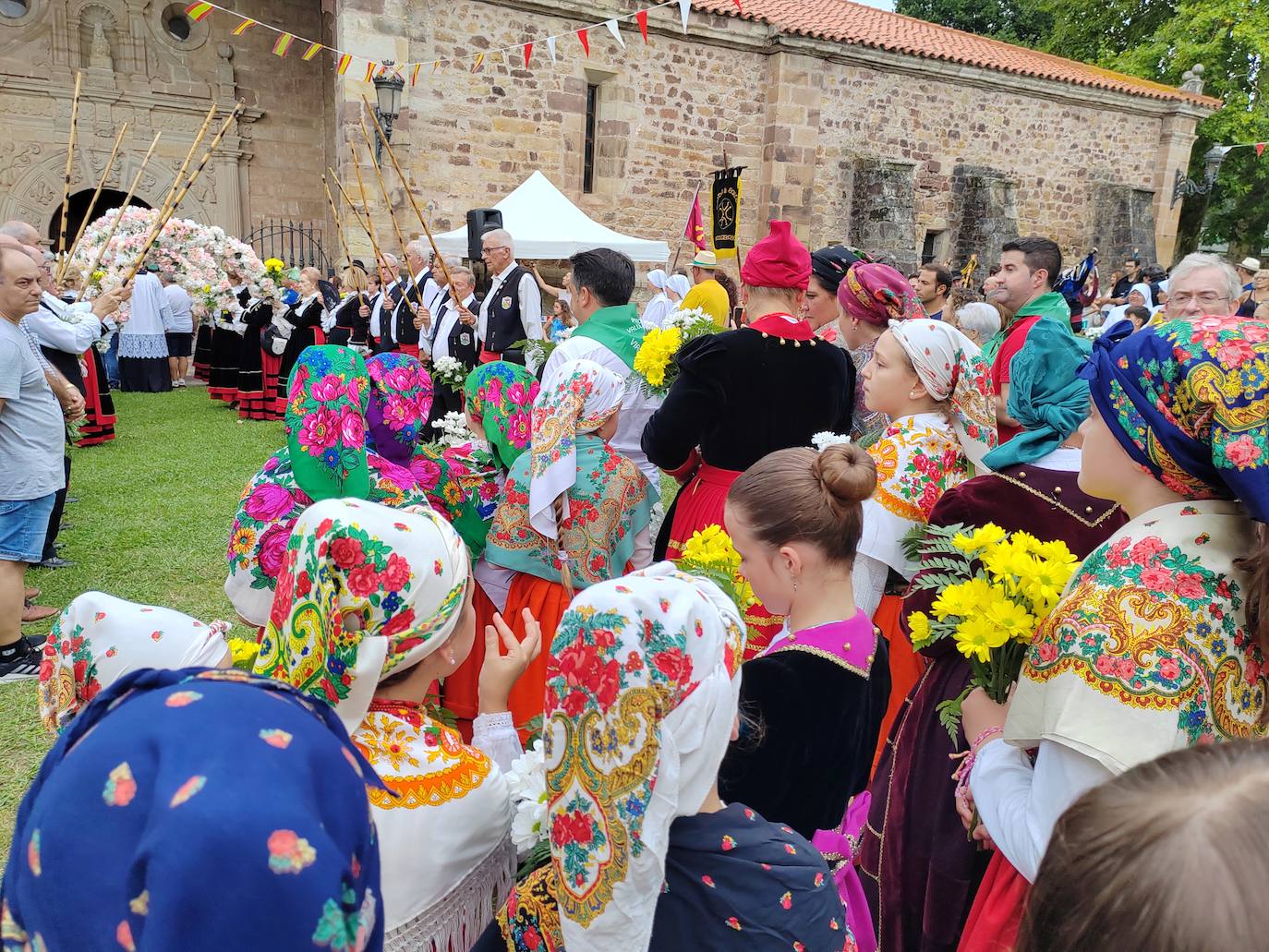 La ofrenda floral contó con jóvenes que siguen la tradición en el municipio.