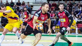 Alexander Tiumentsev, en un partido con el Bada Huesca.