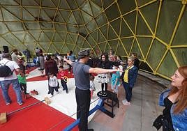 Actuación de Malabaracirco en el auditorio de Torrelavega.