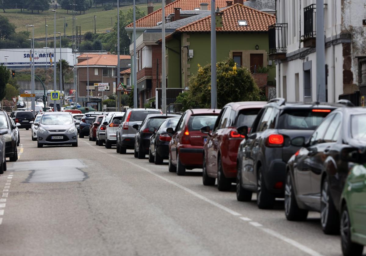 En la Avenida de Bilbao, arteria principal de Sierrapando, se registran importantes retenciones.