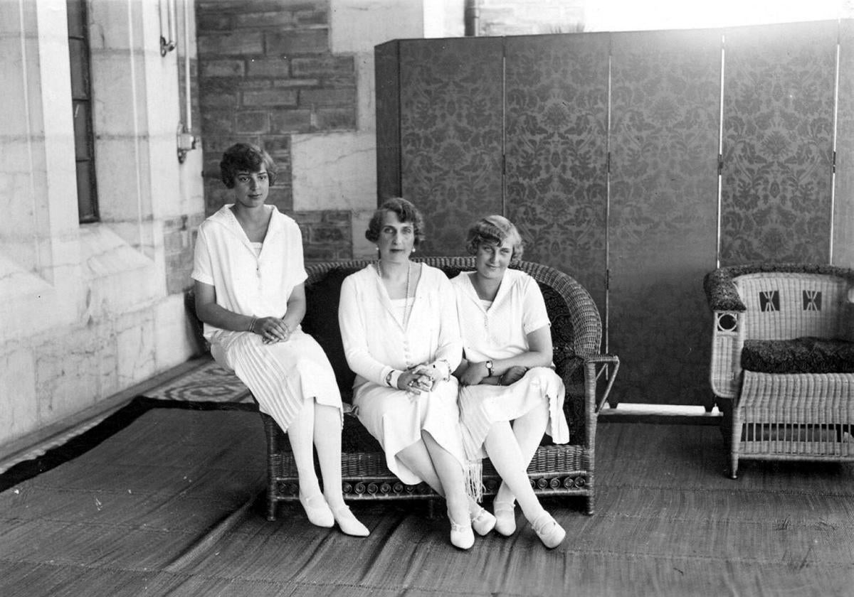 La reina Victoria Eugenia de Batenberg, con sus dos hijas en la terraza del Palacio de La Magdalena, durante uno de sus veraneos.