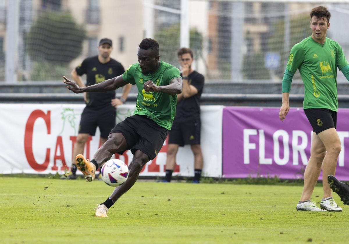 Lago Junior golpea al balón en una sesión de entrenamiento.