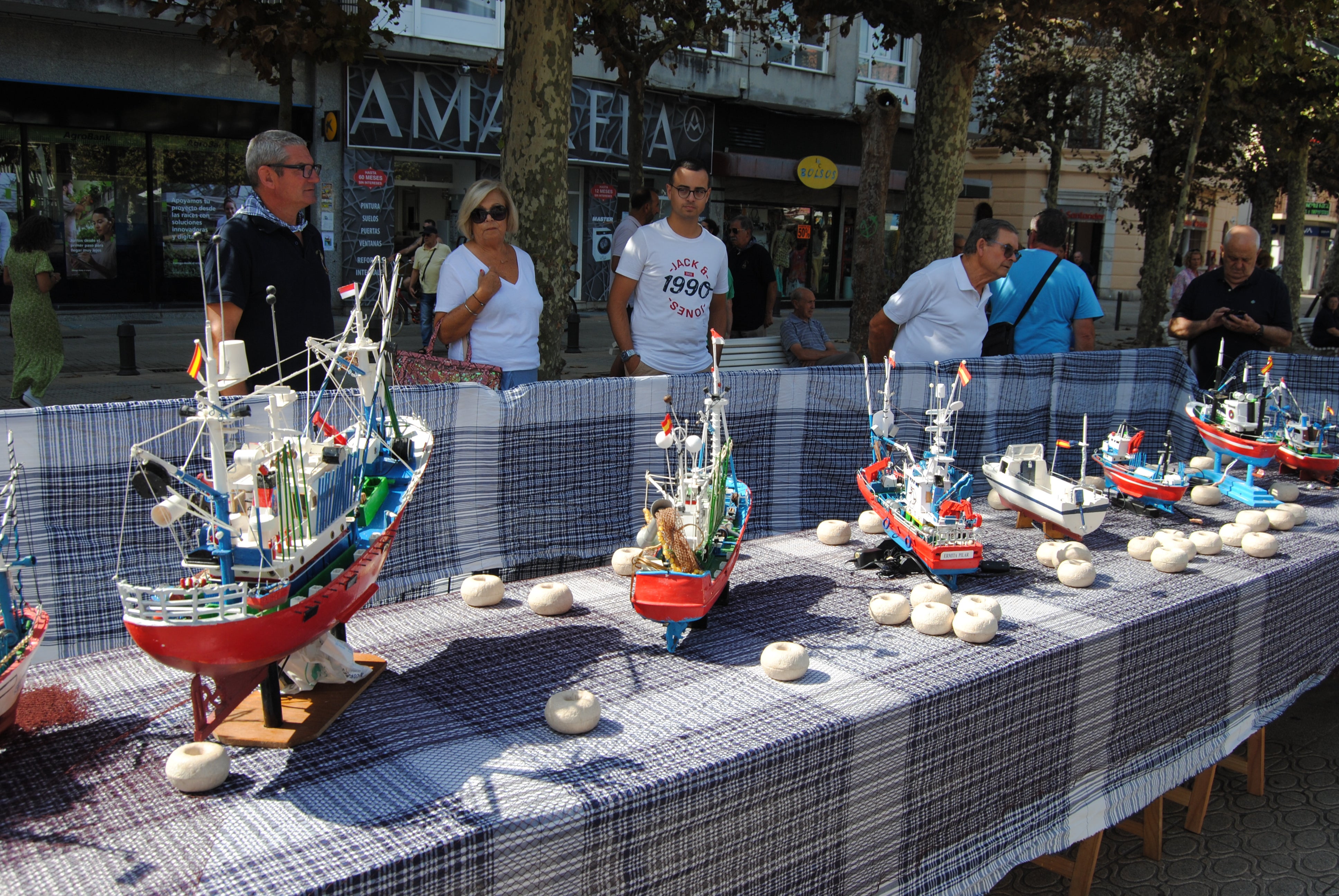 Exposición de maquetas de barcos en la plaza de San Antonio, organizada por la peña Juan de la Cosa. 