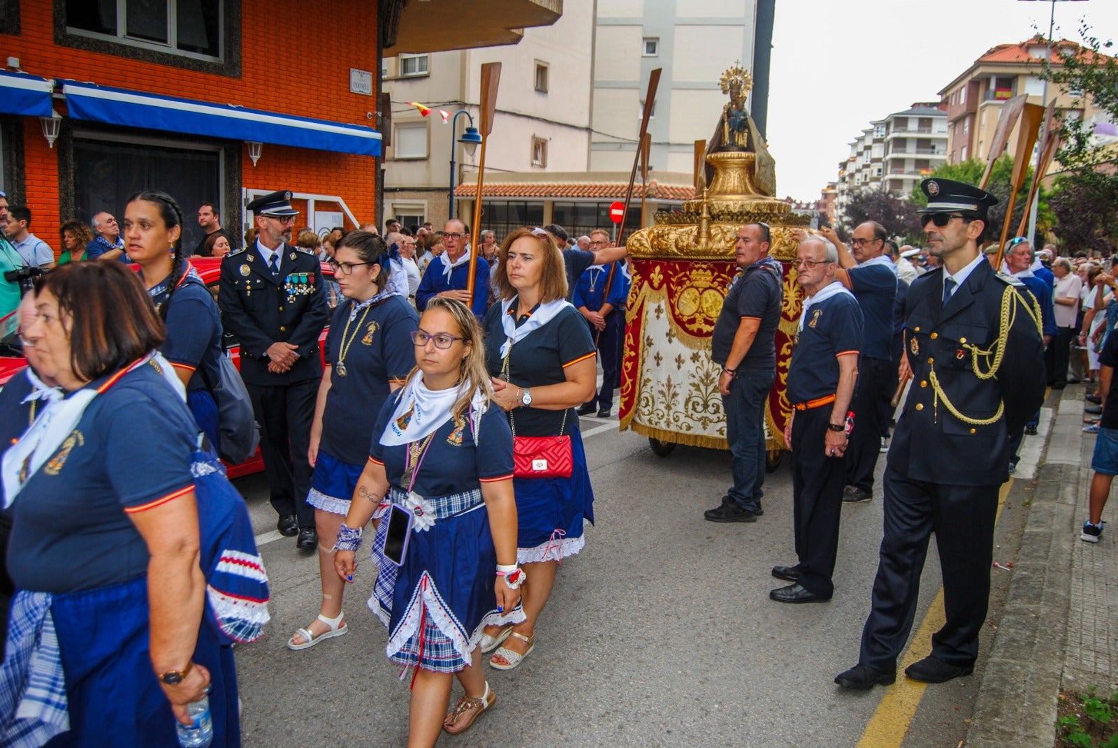 La patrona fue vestida este año con un manto dorado que brilló por las calles de la villa.