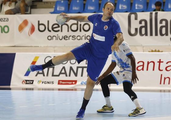 Herrero Lon, del Blendio Sinfín, lanza a la portería del Cangas en un partido de esta pretemporada.