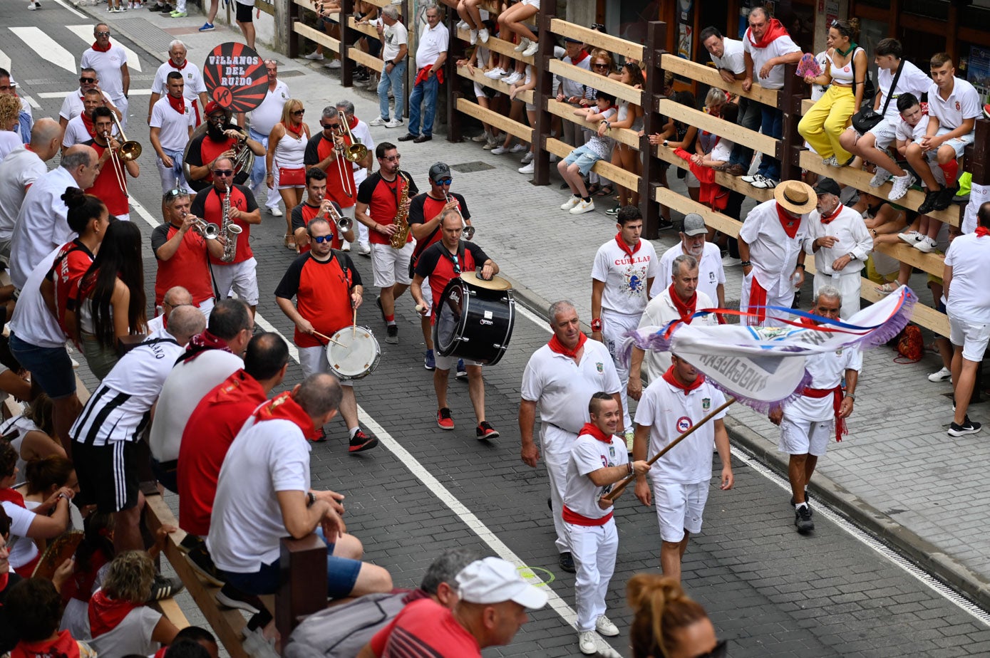 Las peñas y charangas han animado las primeras horas de las fiestas de Ampuero.