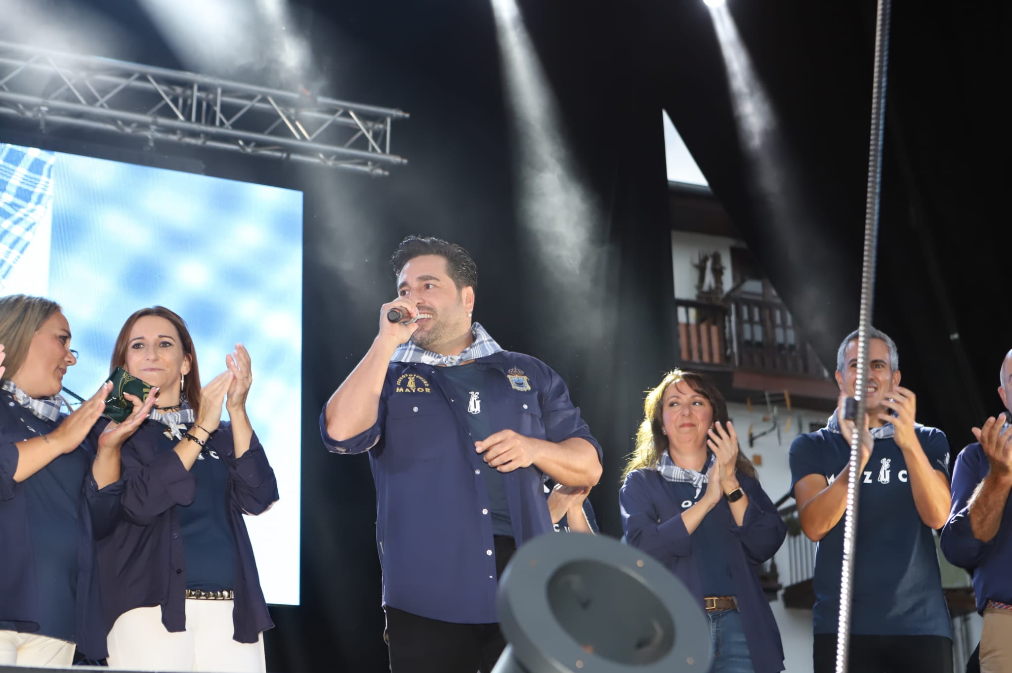 David Bustamante durante su intervención cantó la popular canción «San Vicente de la Barquera»