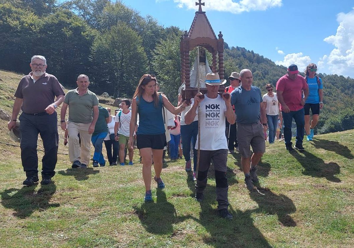 Procesión con la imagen de la Virgen de la Luz alrededor del santuario.